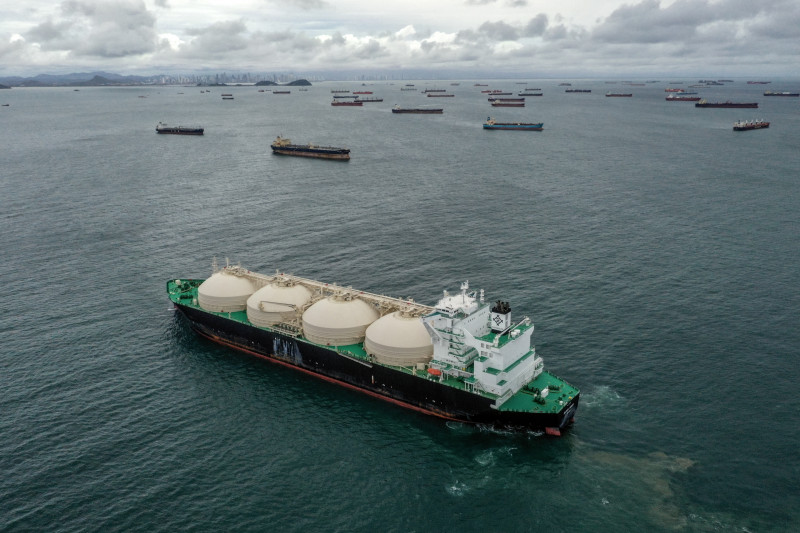 Rotas que passam pelo Canal de Suez são atingidas pelos ataques de rebeldes no mar Vermelho