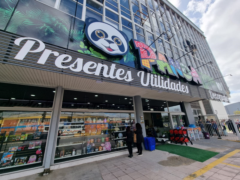 {'nm_midia_inter_thumb1':'https://www.jornaldocomercio.com/_midias/jpg/2023/09/08/206x137/1_minuto_varejo_lojas_onde_era_banco_panda_presentes_porto_alegre_jornal_do_comercio_5-10325347.jpg', 'id_midia_tipo':'2', 'id_tetag_galer':'', 'id_midia':'64fb5671d7a76', 'cd_midia':10325347, 'ds_midia_link': 'https://www.jornaldocomercio.com/_midias/jpg/2023/09/08/minuto_varejo_lojas_onde_era_banco_panda_presentes_porto_alegre_jornal_do_comercio_5-10325347.jpg', 'ds_midia': 'Ex-Banco do Brasil', 'ds_midia_credi': 'PATRÍCIA COMUNELLO/ESPECIAL/JC', 'ds_midia_titlo': 'Ex-Banco do Brasil', 'cd_tetag': '1', 'cd_midia_w': '800', 'cd_midia_h': '600', 'align': 'Left'}