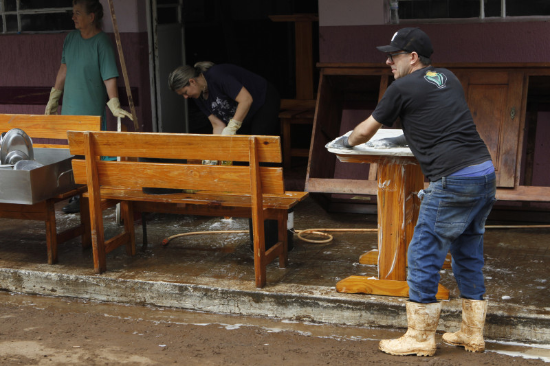 Cadastro de voluntários é feito logo na entrada da cidade, de modo rápido e efetivo