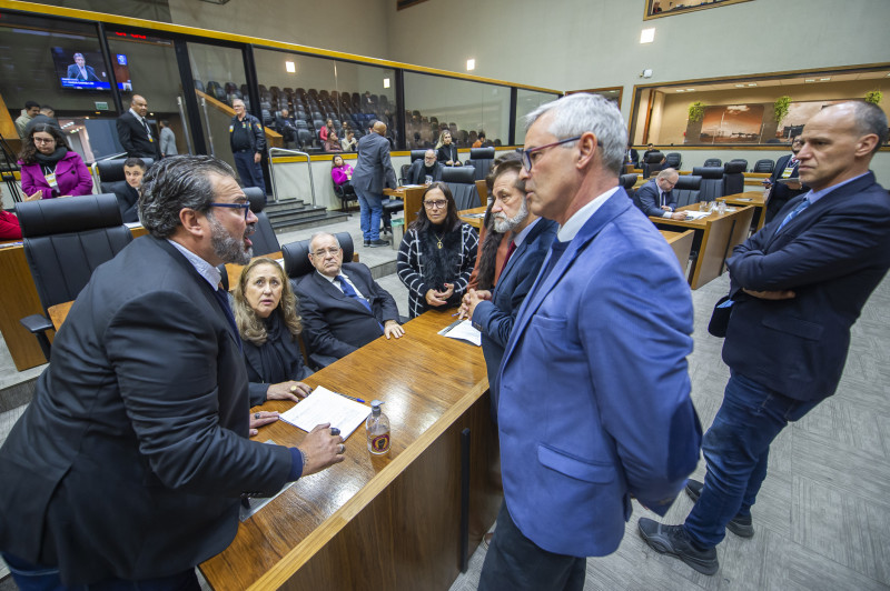 Vereadores dialogam antes da votação pela anulação dos dias 18 e 21 de agosto na CPI