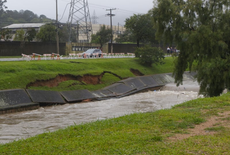 Parte do talude do Arroio Dilúvio desabou na avenida Ipiranga, em Porto Alegre