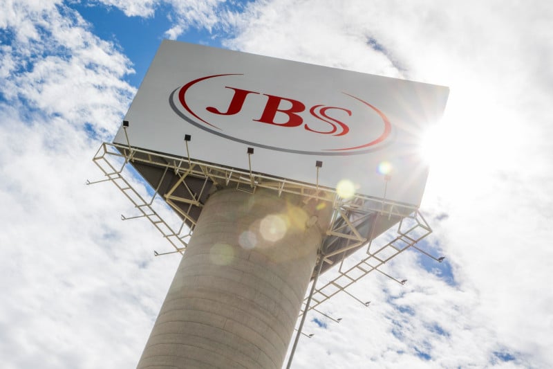 A JBS possui operação em 22 cidades gaúchas, entre fábricas, centros de distribuição e granjas