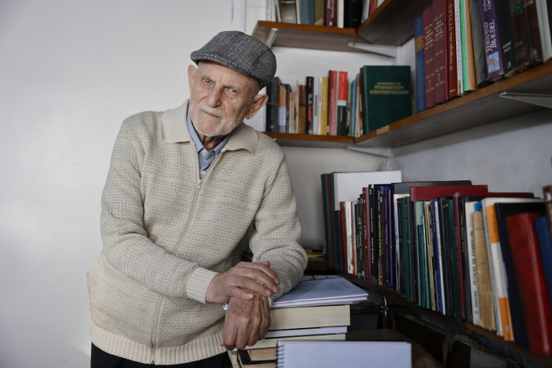 Armindo Trevisan: "o Poeta tem por of&iacute;cio produzir o que dribla a m&aacute;quina"