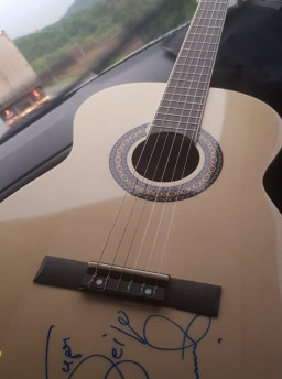 Violão autografado pelo cantor sertanejo Leonardo será leiloado neste sábado 