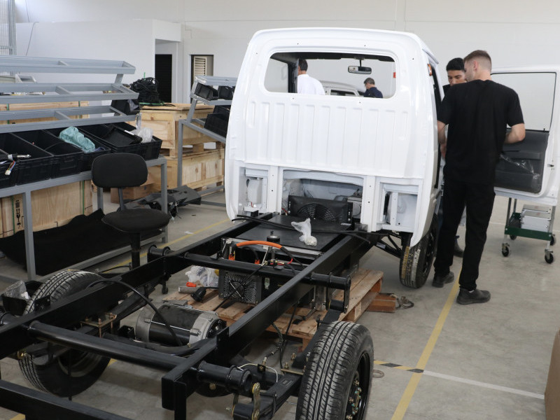 Montadora fabrica, vende e aluga veículos eletrificados 