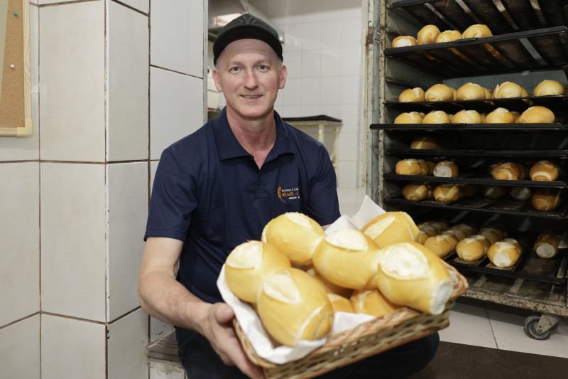O carro-chefe do negócio é a parte de padaria que, por dia, chega comercializar 3 mil pães  Foto: Tânia Meinerz/JC