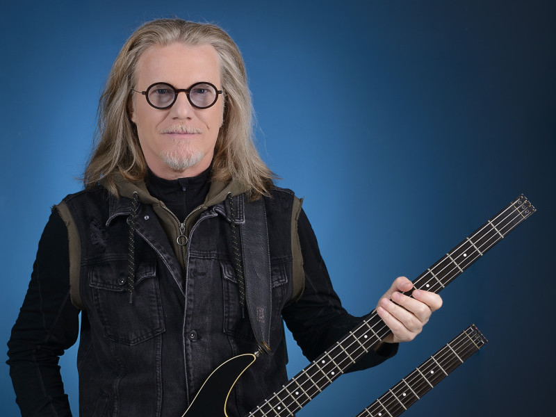 Músico gaúcho apresenta canções do terceiro disco  de sua carreira solo, 'Quatro Cantos de um Mundo Redondo' 