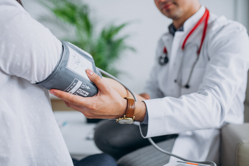 Para o melhor diagnóstico da hipertensão, a pressão deve ser medida não só no consultório mas também em casa