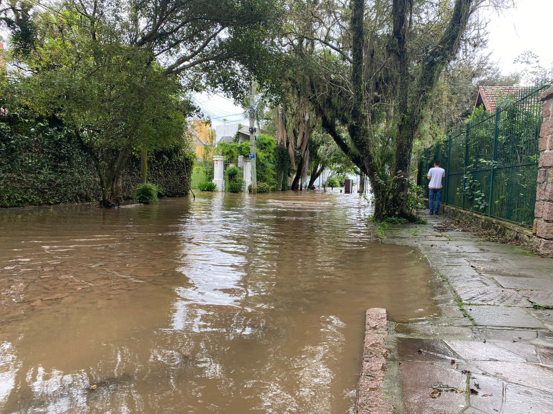 Moradores da região dizem que o avanço da água é algo inédito em pelo menos 30 anos