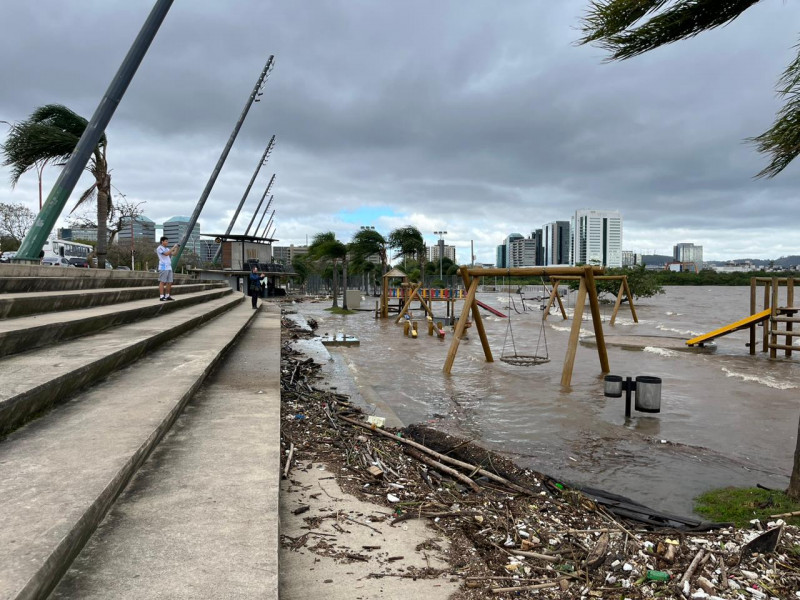 {'nm_midia_inter_thumb1':'https://www.jornaldocomercio.com/_midias/jpg/2023/09/27/206x137/1_whatsapp_image_2023_09_27_at_2_06_43_pm-10341833.jpeg', 'id_midia_tipo':'2', 'id_tetag_galer':'', 'id_midia':'651461f3507f7', 'cd_midia':10341833, 'ds_midia_link': 'https://www.jornaldocomercio.com/_midias/jpg/2023/09/27/whatsapp_image_2023_09_27_at_2_06_43_pm-10341833.jpeg', 'ds_midia': 'O nível do Guaíba em Porto Alegre atingiu 3,17 metros, superando em 17cm a cota de inundação', 'ds_midia_credi': 'Giovanni Tumelero/Especial/JC', 'ds_midia_titlo': 'O nível do Guaíba em Porto Alegre atingiu 3,17 metros, superando em 17cm a cota de inundação', 'cd_tetag': '1', 'cd_midia_w': '800', 'cd_midia_h': '600', 'align': 'Left'}