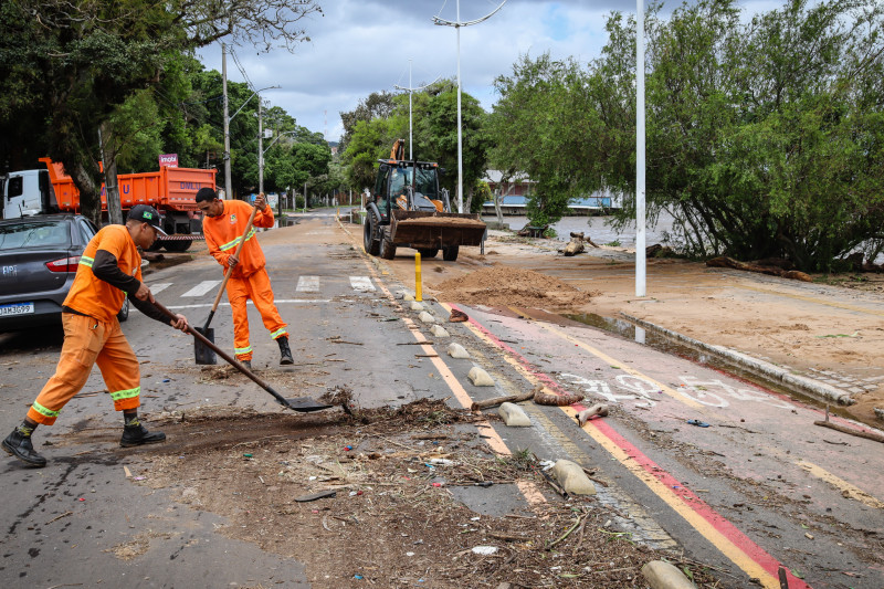 Cerca de 130 garis iniciaram a limpeza da cidade após o recuo das águas