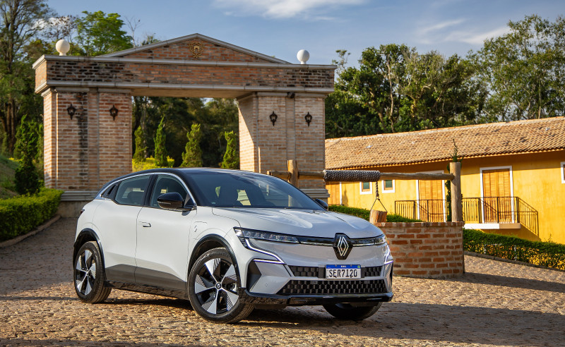 Carro possui sistema de alerta sonoro para pedestres, ativado entre zero e 30 km/h de velocidade