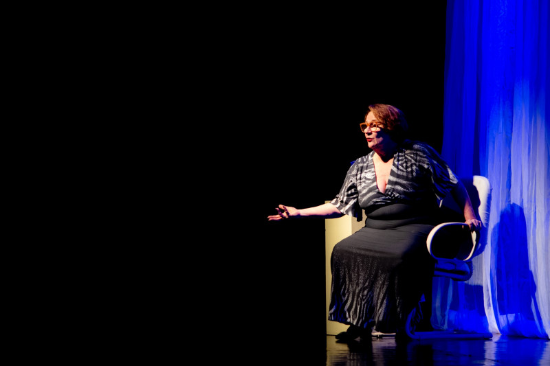 Monólogo da atriz Rosane Gofman, Eu Sempre Soube... discute as relações entre mães e filhos LGBTQIAPN  