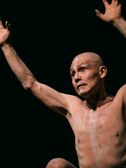 Espetáculo cenográfico é dirigido de Etsuko Ohno e protagonizado pelos bailarinos Ana Medeiros e Hiroshi Nishiyama