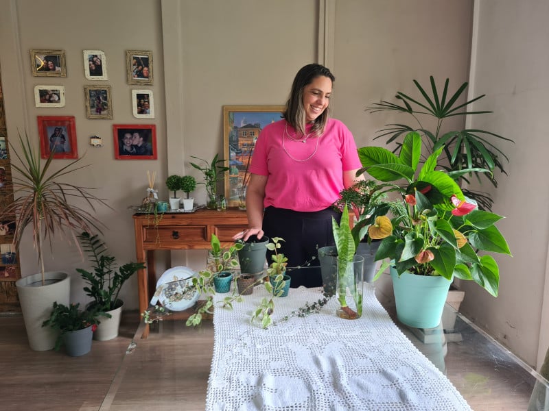 Em casa e no escritório, Gisele vive e trabalha em meio a 60 vasos 