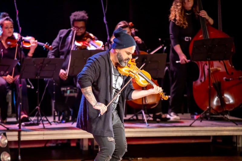 Músico gaúcho faz união de música clássica e rock'n'roll na apresentação