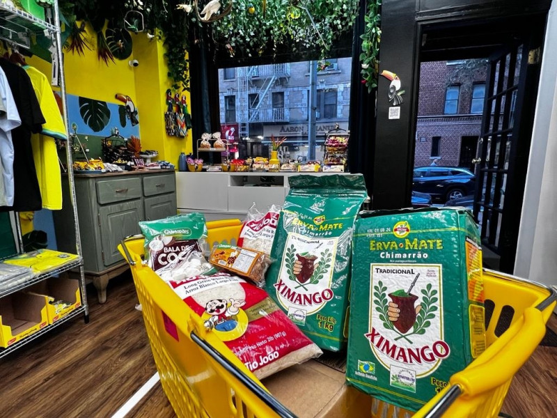 {'nm_midia_inter_thumb1':'https://www.jornaldocomercio.com/_midias/jpg/2023/10/04/206x137/1_minuto_varejo_nyc_lojas_marcas_gauchas_brazilian_market_jornal_do_comercio-10348799.jpg', 'id_midia_tipo':'2', 'id_tetag_galer':'', 'id_midia':'651d80d9d6736', 'cd_midia':10348799, 'ds_midia_link': 'https://www.jornaldocomercio.com/_midias/jpg/2023/10/04/minuto_varejo_nyc_lojas_marcas_gauchas_brazilian_market_jornal_do_comercio-10348799.jpg', 'ds_midia': 'Erva-mate Ximango é uma das marcas presentes na Big Apple, em NY', 'ds_midia_credi': 'PATRÍCIA COMUNELLO/ESPECIAL/JC', 'ds_midia_titlo': 'Erva-mate Ximango é uma das marcas presentes na Big Apple, em NY', 'cd_tetag': '1', 'cd_midia_w': '800', 'cd_midia_h': '600', 'align': 'Left'}