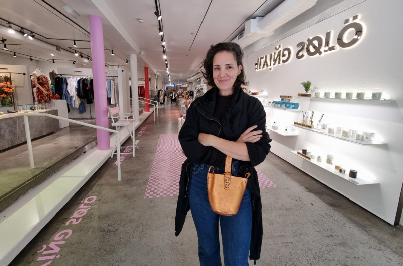 {'nm_midia_inter_thumb1':'https://www.jornaldocomercio.com/_midias/jpg/2023/10/04/206x137/1_minuto_varejo_nyc_lojas_marcas_gauchas_volta_atelier_fernanda_daudt_flying_solo_jornal_do_comercio-10348784.jpg', 'id_midia_tipo':'2', 'id_tetag_galer':'', 'id_midia':'651d807d0dc6b', 'cd_midia':10348784, 'ds_midia_link': 'https://www.jornaldocomercio.com/_midias/jpg/2023/10/04/minuto_varejo_nyc_lojas_marcas_gauchas_volta_atelier_fernanda_daudt_flying_solo_jornal_do_comercio-10348784.jpg', 'ds_midia': 'Bolsas e acessórios da Volta Atelier também são destaques', 'ds_midia_credi': 'PATRÍCIA COMUNELLO/ESPECIAL/JC', 'ds_midia_titlo': 'Bolsas e acessórios da Volta Atelier também são destaques', 'cd_tetag': '1', 'cd_midia_w': '800', 'cd_midia_h': '528', 'align': 'Left'}