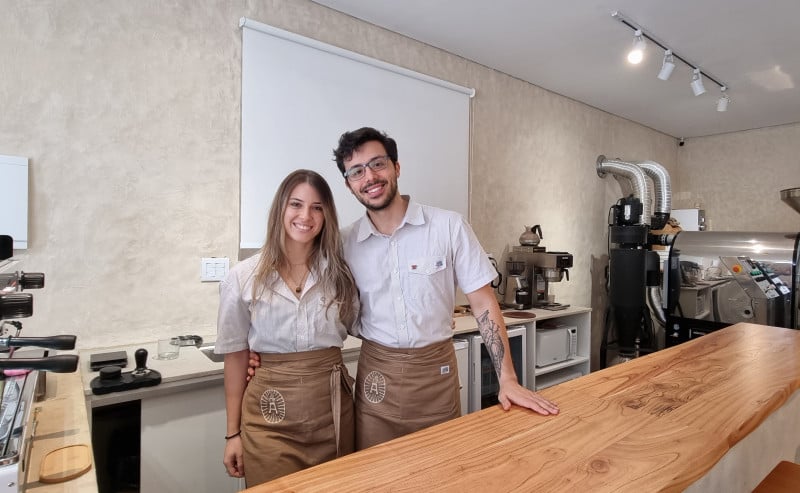 St&eacute;fani Anza e Giancarlo Curti s&atilde;o s&oacute;cios no Abuela Caf&eacute; e Torrefa&ccedil;&atilde;o, que abriu o espa&ccedil;o f&iacute;sico h&aacute; pouco mais de um m&ecirc;s na rua C&acirc;ncio Gomes, n&ordm; 664, no bairro Floresta Foto: GIOVANNA SOMMARIVA/ESPECIAL/JC