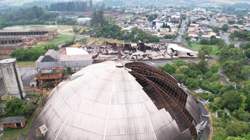 No Paraná, a passagem de um tornado causou destruição na cidade de Cascavel