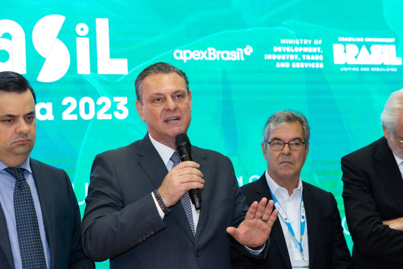 Ministro da Agricultura, Carlos Fávaro (c), e presidente da Apex-Brasil, Jorge Viana (d), participaram da abertura do espaço do Brasil na Feira Anuga