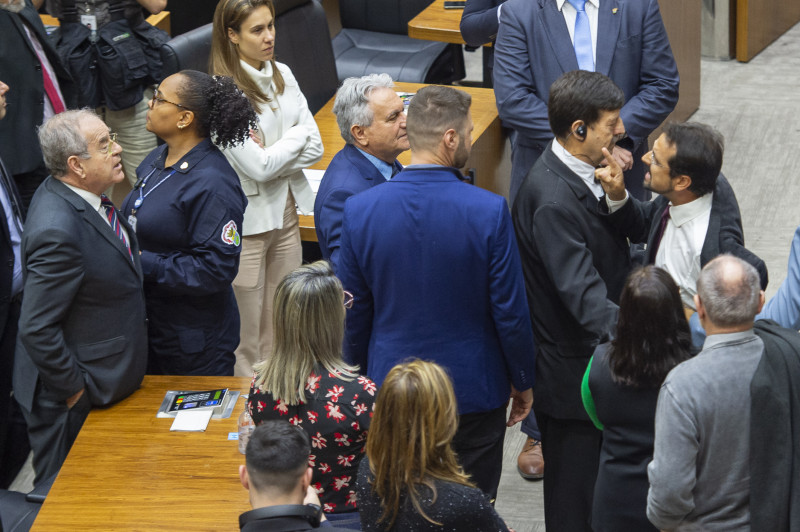 Desentendimento entre o vereador Jonas Reis (PT) e Idenir Cecchim (MDB) gerou tumulto no plenário da Câmara de Porto Alegre
