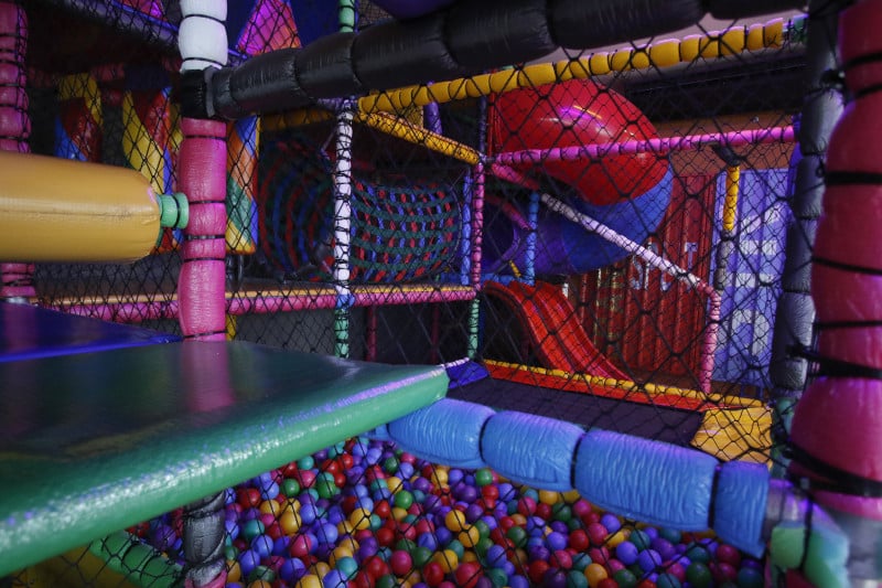 OTerra&ccedil;o Bowling Bar, na Zona Sul, conta com espa&ccedil;o kids Foto: FERNANDA FELTES/ARQUIVO/JC