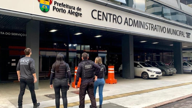 Agentes da Polícia Civil cumpriram mandados de busca e apreensão em sedes da Smed 