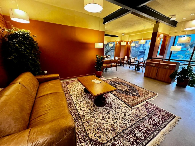 {'nm_midia_inter_thumb1':'https://www.jornaldocomercio.com/_midias/jpg/2023/10/10/206x137/1_minuto_varejo_bairro_moinhos_de_vento_mercado_brasdco_sala_de_estar_jornal_do_comercio-10355046.jpg', 'id_midia_tipo':'2', 'id_tetag_galer':'', 'id_midia':'6525b7e49d2d3', 'cd_midia':10355046, 'ds_midia_link': 'https://www.jornaldocomercio.com/_midias/jpg/2023/10/10/minuto_varejo_bairro_moinhos_de_vento_mercado_brasdco_sala_de_estar_jornal_do_comercio-10355046.jpg', 'ds_midia': 'Minuto Varejo - Mercado Brasco - bairro Mloinhos de Vento - Porto Alegre - sala de estar do bairro - mercado de vizinhança - novos negócios  ', 'ds_midia_credi': 'PATRÍCIA COMUNELLO/ESPECIAL/JC', 'ds_midia_titlo': 'Minuto Varejo - Mercado Brasco - bairro Mloinhos de Vento - Porto Alegre - sala de estar do bairro - mercado de vizinhança - novos negócios  ', 'cd_tetag': '1', 'cd_midia_w': '800', 'cd_midia_h': '600', 'align': 'Left'}