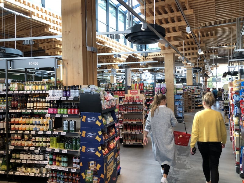 Unidade de supermercado da Rewe busca ser sustentável em diversos aspectos