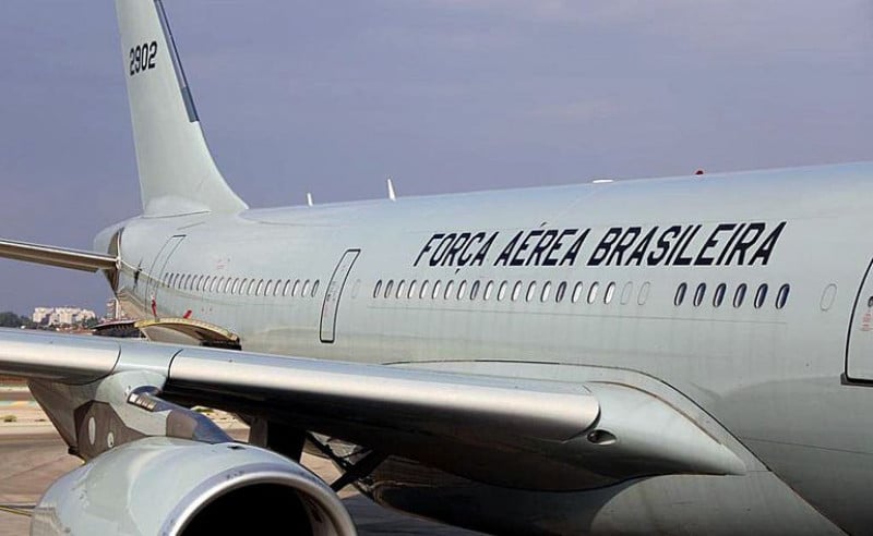 A  bordo, estão 214 brasileiros resgatados do conflito e, pela primeira vez, estão sendo transportados animais de estimação.