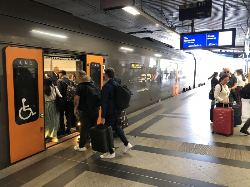 Ao encontrar plataforma, informação sobre o horário do trem está disponível em painel