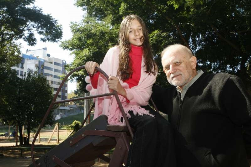 Armindo Trevisan ao lado da neta Ingrid, para quem escreveu o livro Cartas à Minha Neta, em foto de 2007
