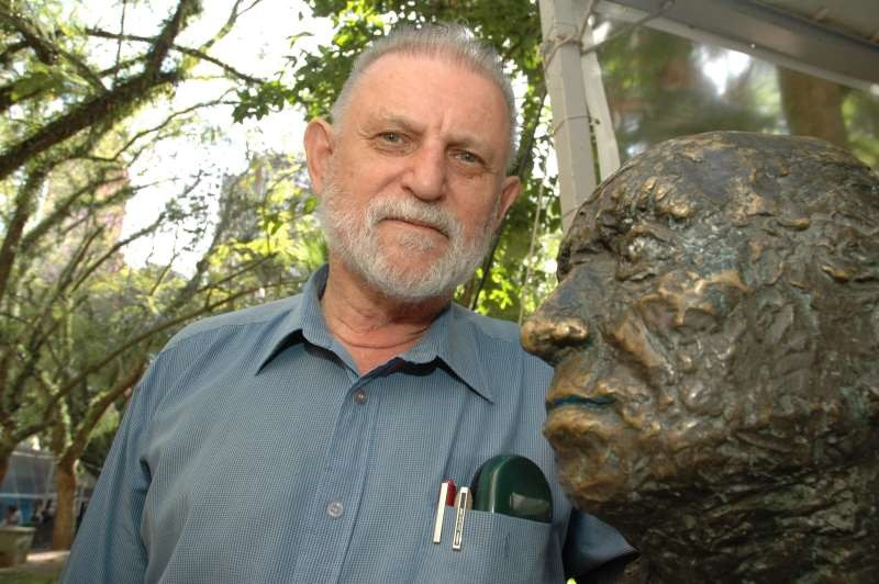 Ao lado da estátua de Mario Quintana, grande amigo, na Feira do Livro de 2005