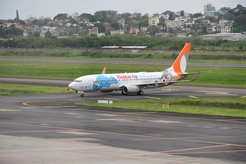 Mauricio de Sousa chega a Porto Alegre a bordo do avião temático