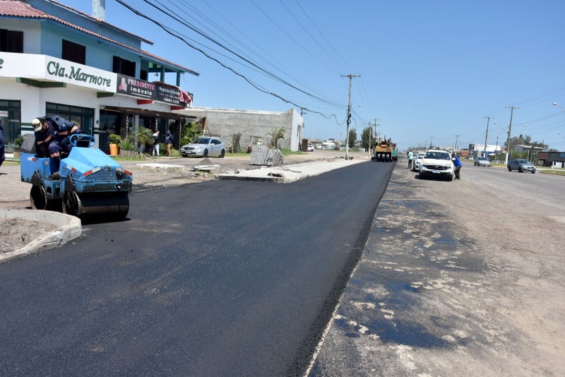 Quando concluída, via terá duas pistas de rolamento, ciclovia e três linhas de estacionamento