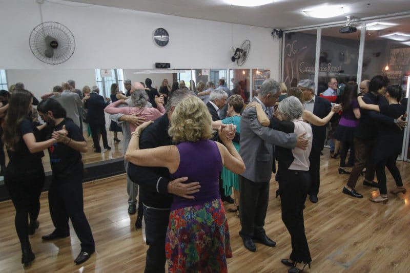 Grupo de tango comunitário 8 Adelante foi criado pelo professor argentino Daniel Osvaldo Carlos