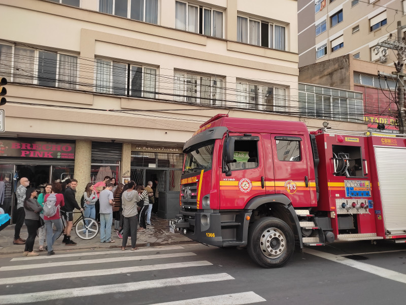 Segundo a moradora e os bombeiros do local, o motivo do incêndio foi o disjuntor elétrico do apartamento
