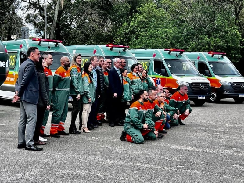 {'nm_midia_inter_thumb1':'https://www.jornaldocomercio.com/_midias/jpg/2023/10/13/206x137/1_minuto_varejo_unimedpoa_ambulancias_2_jornal_do_comercio-10357815.jpg', 'id_midia_tipo':'2', 'id_tetag_galer':'', 'id_midia':'6529aba1bcc59', 'cd_midia':10357815, 'ds_midia_link': 'https://www.jornaldocomercio.com/_midias/jpg/2023/10/13/minuto_varejo_unimedpoa_ambulancias_2_jornal_do_comercio-10357815.jpg', 'ds_midia': 'Minuto Varejo - UnimedPOA - novas ambulâncias entregues - Parque Farroupilha - saúde - atendimento de urgência - SOS Unimed', 'ds_midia_credi': 'PATRÍCIA COMUNELLO/ESPECIAL/JC', 'ds_midia_titlo': 'Minuto Varejo - UnimedPOA - novas ambulâncias entregues - Parque Farroupilha - saúde - atendimento de urgência - SOS Unimed', 'cd_tetag': '1', 'cd_midia_w': '800', 'cd_midia_h': '600', 'align': 'Left'}