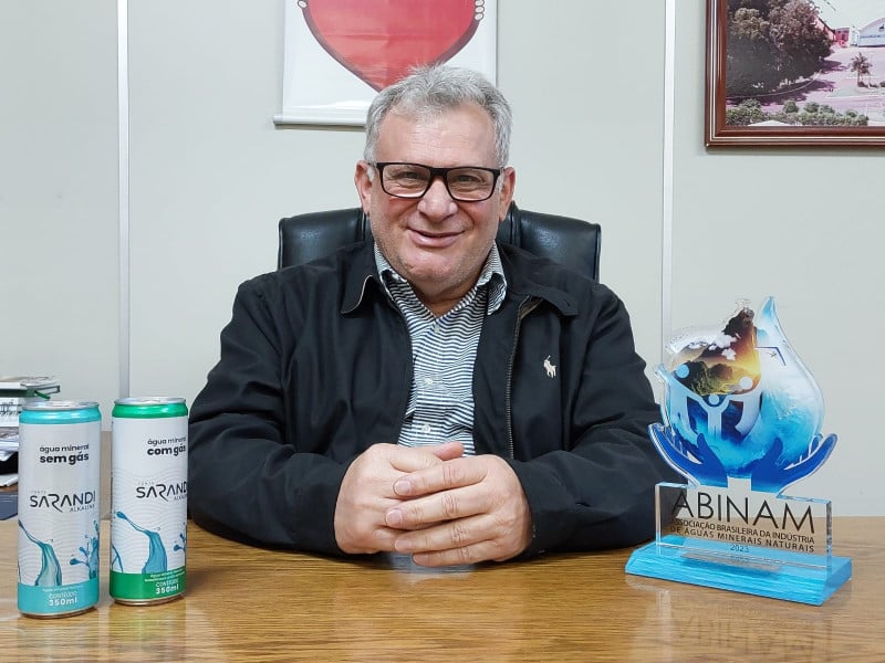 Jairo Zandoná destaca os benefícios da água em lata e da linha Alkaline da Sarandi.