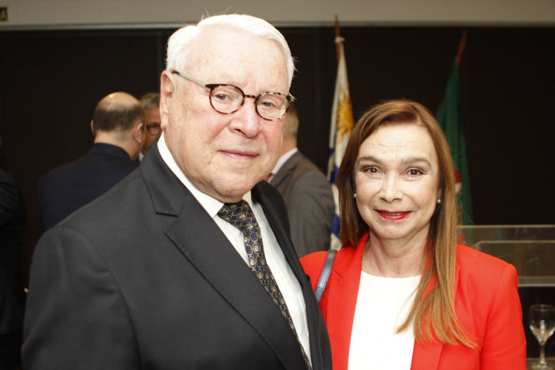 A despedida da cônsul-geral do Uruguai, Liliana Buonomo (na foto com Aristides Germani), teve o prestígio de cônsules e autoridades, com pronunciamentos de emoção e reconhecimento por seu trabalho de quase 6 anos na Capital