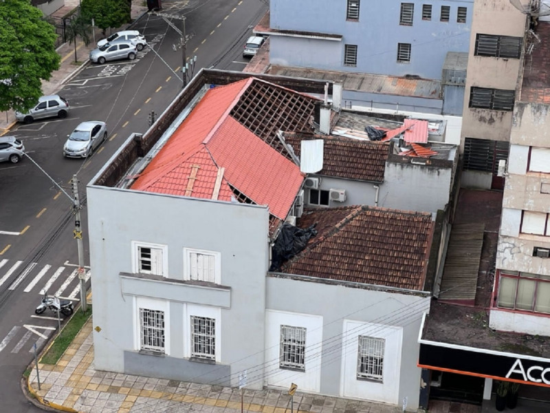 Serão substituídas as telhas, calhas, além de reparos na parte do forro