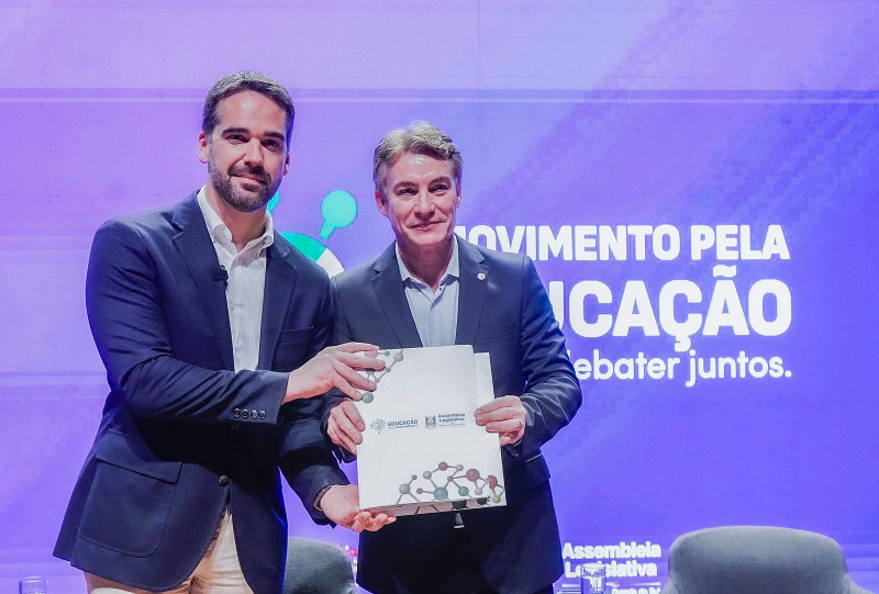 Leite recebeu o plano das mãos do presidente da Assembleia