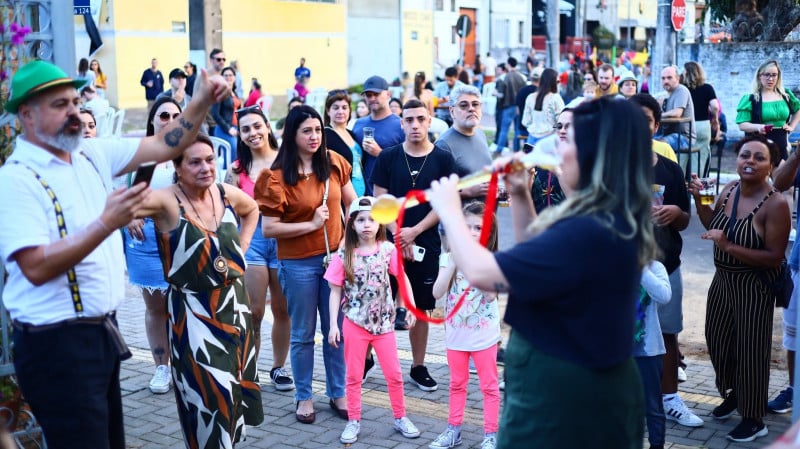 Oktoberfest começa a tomar forma: estruturas dos dois palcos estão sendo  montadas na Orla