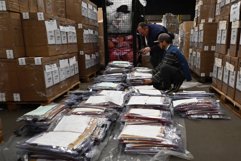  Trabalhadores verificam urnas nos correios antes das próximas eleições presidenciais 