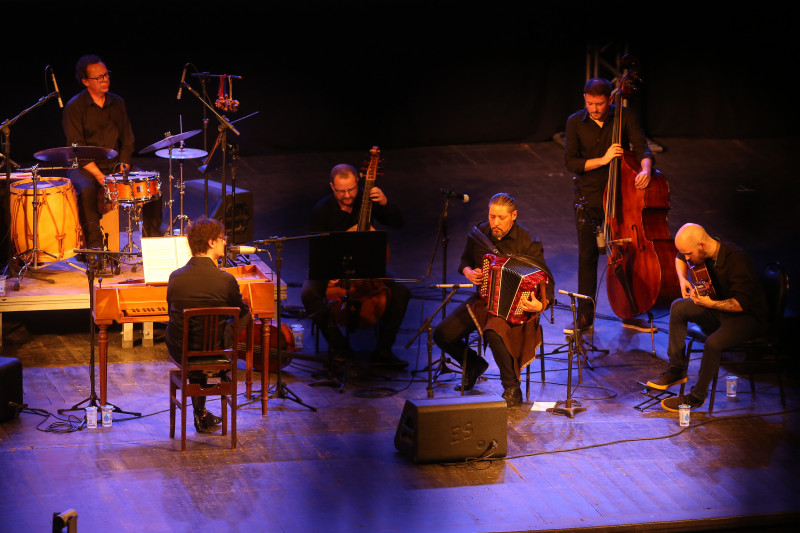 Alejandro Brittes apresenta (L)ESTE com entrada franca no Theatro São Pedro na terça-feira (24) às 20h  