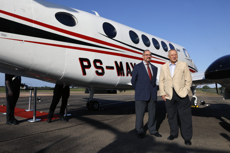 Maurício Goldbaum e Nilson Luiz May comemoram nova aquisição da UniAir