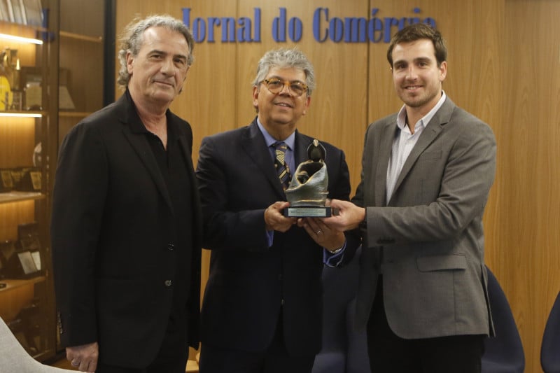 Presidente do Instituto, Marcino Fernandes Rodrigues Junior (c), acompanhado de Paulo Zago, entregou distinção a Giovanni Jarros Tumelero