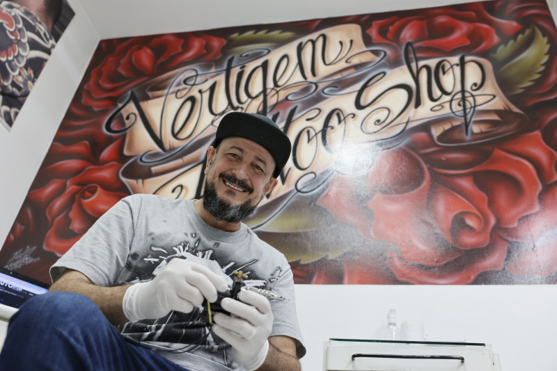 Carlos acredita que o segredo para manter o neg&oacute;cio por tantos anos &eacute; o bom antedimento Foto: T&acirc;nia Meinerz/JC