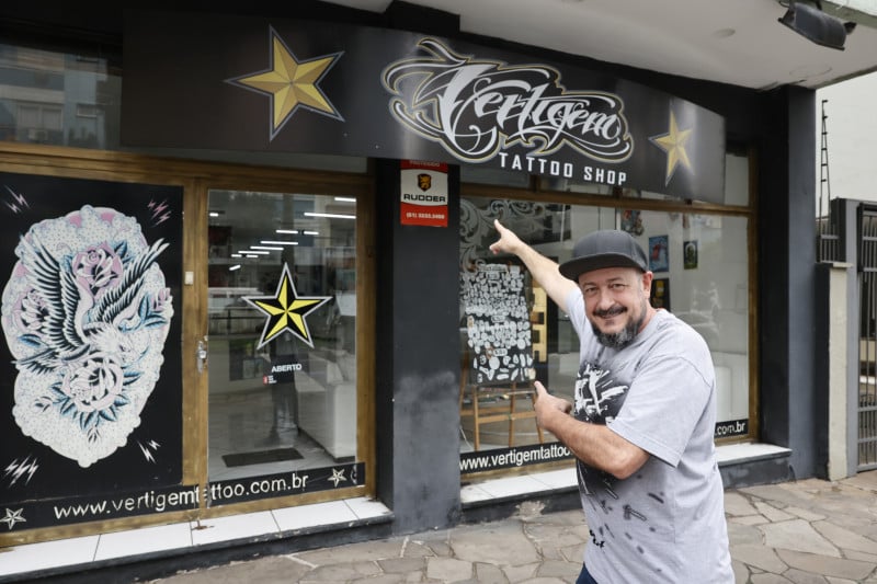 Carlos Oliveira é um dos sócios do Vertigem Tattoo Shop, que fica na avenida Independência, 1093 Foto: Tânia Meinerz/JC